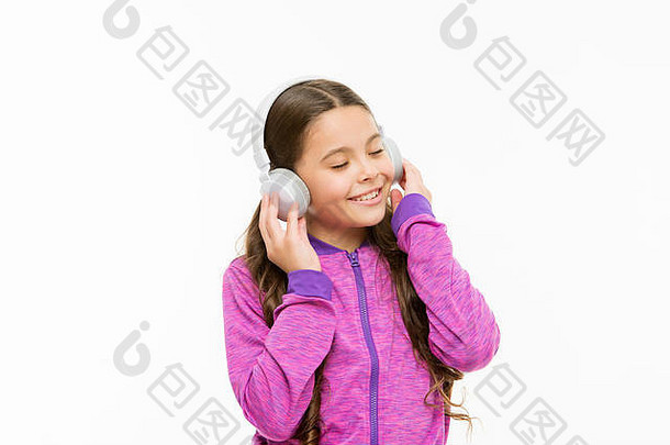 调到真实声音的波动中。可爱的孩子在白色屏幕上听独立的音轨。活泼的孩子喜欢用耳机播放电子声音。运动型小女孩，用悠扬的声音放松。