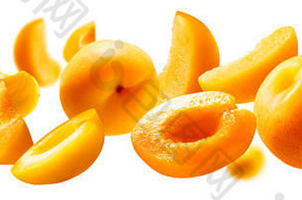 杏子漂浮在白色的背景上。飞行中的成熟水果