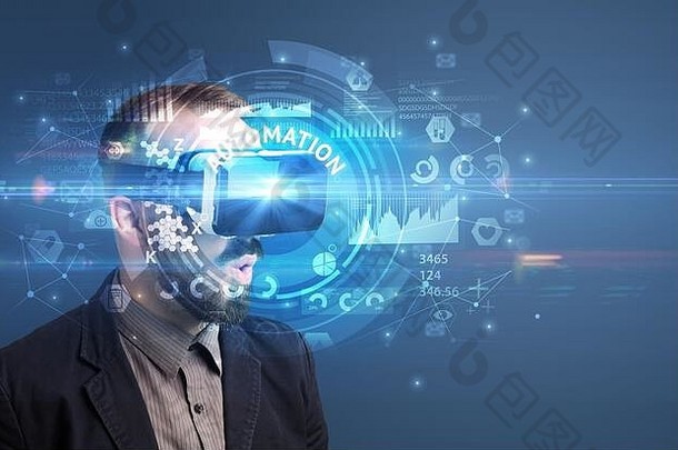 商人透过虚拟现实眼镜看自动化铭文，创新技术理念