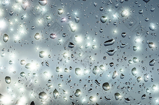 才华横溢的点雨发光窗口玻璃