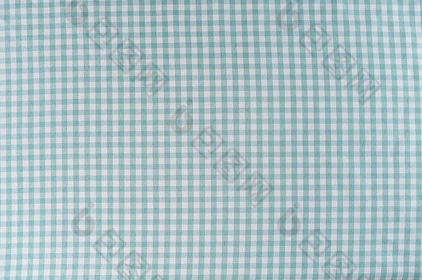 薄荷色和白色是桌布上的格子图案。这种织物是机织的，不起皱。