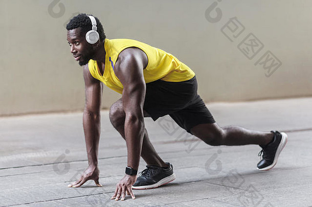 纵断面图。非洲运动员男子在跑步开始姿势。户外拍摄，早<strong>上</strong>。<strong>春夏</strong>