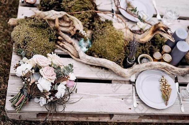 婚礼花束包括白玫瑰、布鲁尼亚和莱卡登德龙，浪漫出游时的薰衣草干花，桌上装饰，蜡烛，干草