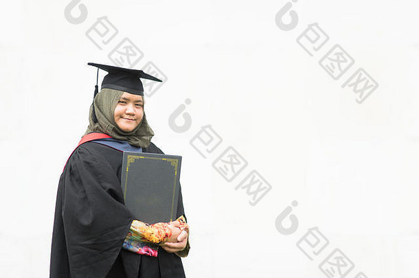 教育概念年轻的马来西亚女孩持有学位证书微笑毕业一天孤立的白色背景