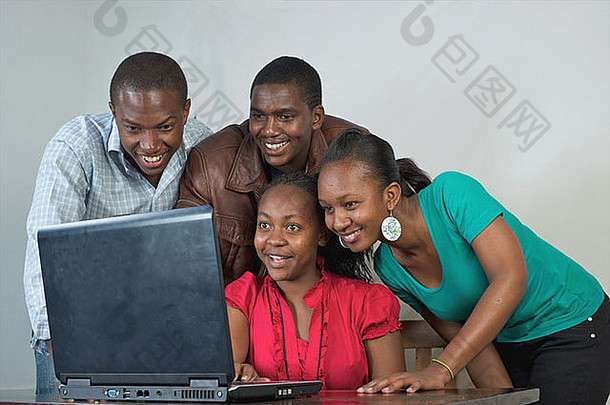 肯尼亚学生聚集移动PC内罗毕肯尼亚