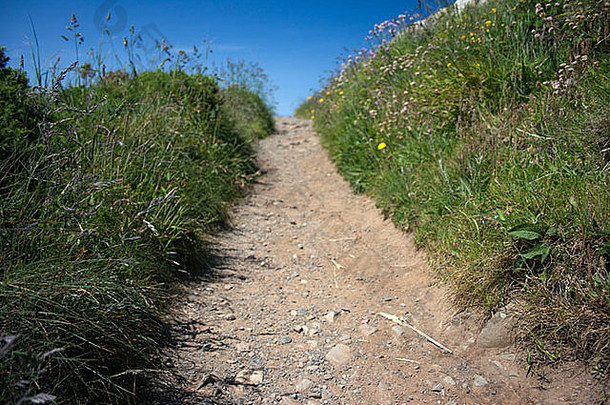 海岸步道-苏格兰Dumfries和Galloway的Portpatrick上方的南部高地道路。