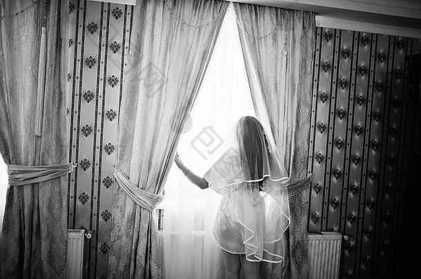 浅黑肤色的女人新娘窗口<strong>酒店</strong>房间早....<strong>婚礼</strong>一天黑色的白色照片