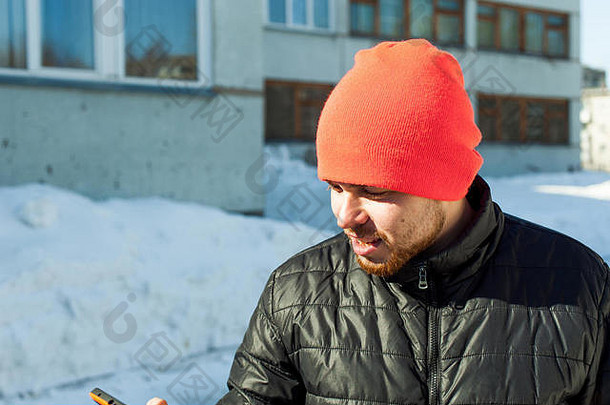 那个人在给自己拍照。沃尔说，一个留着胡子的家伙穿着一件秋季运动休闲夹克，戴着一顶鲜艳的橙色帽子，在时髦的手机壳里自拍
