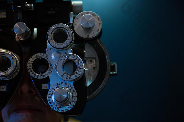 临床验光师用验光器检查患者眼睛