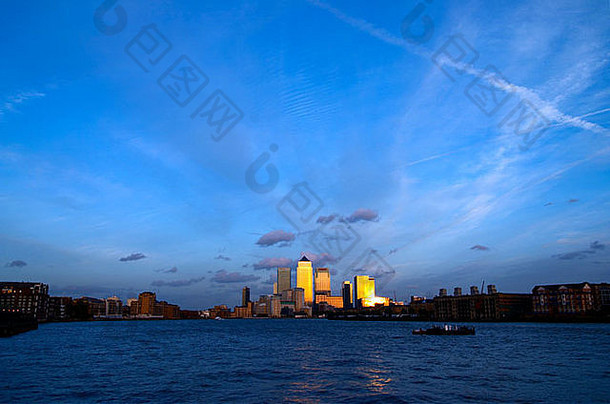 金丝雀码头码头区伦敦天际线城市景观配置文件日落黄昏日出蓝色的天空河泰晤士河英格兰英国设计视图
