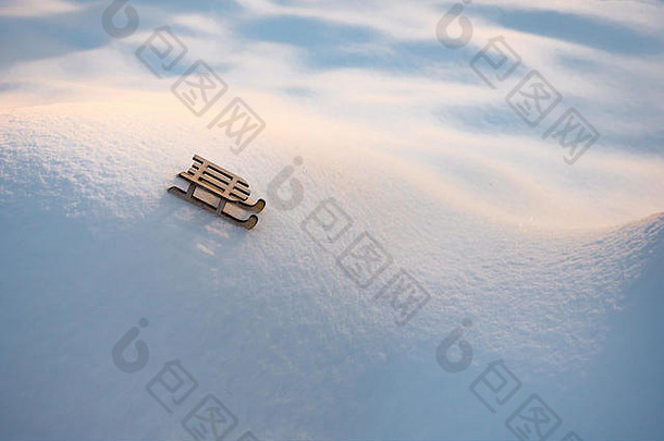 雪橇雪问候卡木雪橇白色雪玩具雪橇雪山复制空间问候卡冬天假期象征一年问候卡宣传册背景雪