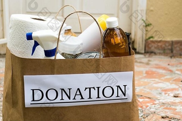 在2019冠状病毒疾病流行期间，一个充满食物和清洁用品的捐赠袋被送到家中。