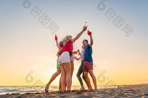 一群朋友在海滩上聚会