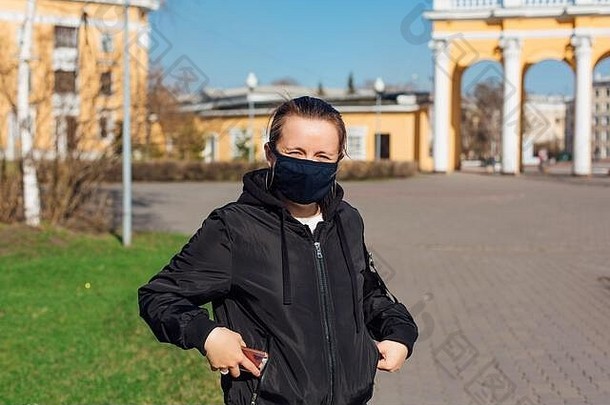 戴黑色织物面罩的妇女。使用2019冠状病毒疾病预防细菌传播的概念。