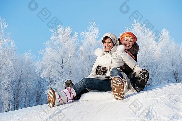 母女俩在雪地里滑行