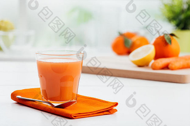 新鲜的橙色胡萝卜汁玻璃维生素健康的饮食概念