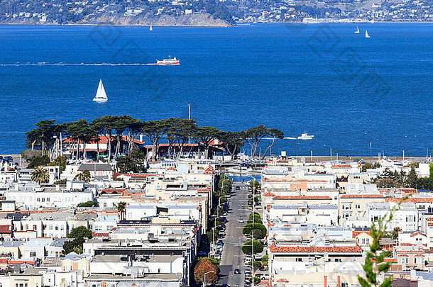 俯瞰房子布罗德里克街玛丽娜社区三旧金山船三旧金山湾