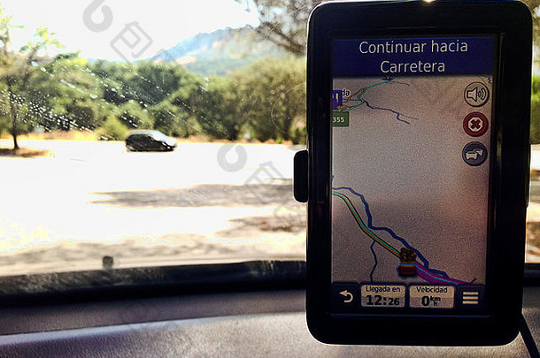 开车Satelite导航全球定位系统(gps)设备农村区域道路西班牙