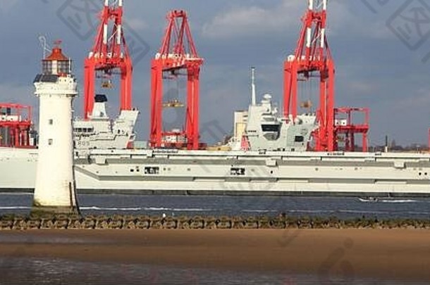 英国皇家海军威尔士亲王号离开利物浦，请看伊恩·费尔兄弟/阿拉米股票照片