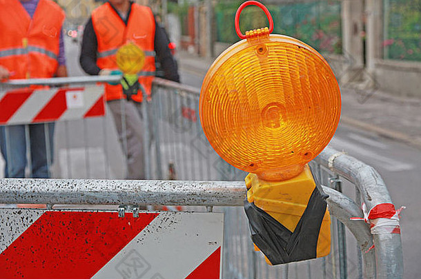城市道路工程中的一盏橙色大灯