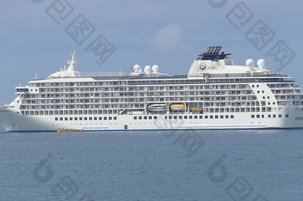 世界小姐，客轮（邮轮），停泊在锡利群岛的圣玛丽岛。