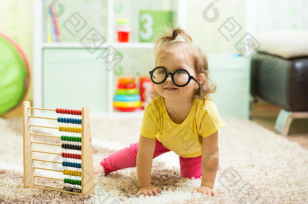 有趣的婴儿戴眼镜和柜台玩具