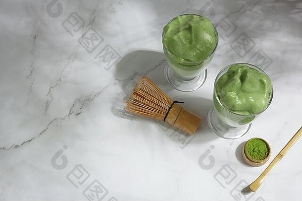 绿抹茶。大理石背景的时髦饮料。