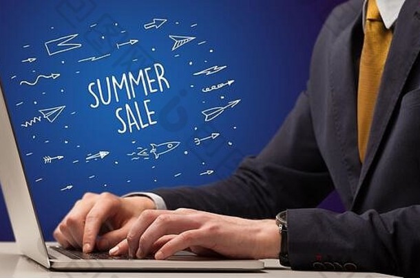 商人在笔记本电脑上工作，有夏季销售题词，网上购物概念