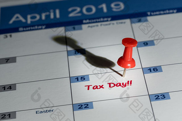 日历上4月15日为纳税日的红钉