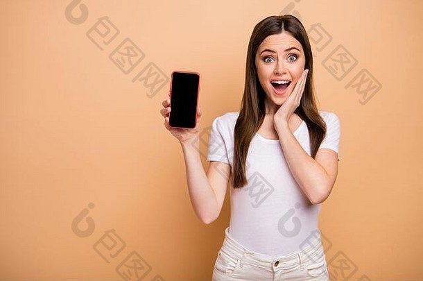 惊愕兴奋的疯狂女孩的肖像手持手机推荐新的现代技术打动宣传<strong>广告</strong>尖叫哇哦天哪穿好看的衣服