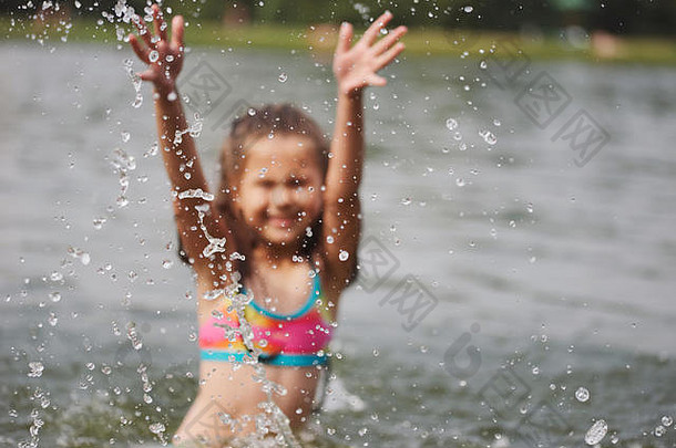 苏美尔湖可爱快乐的小女孩