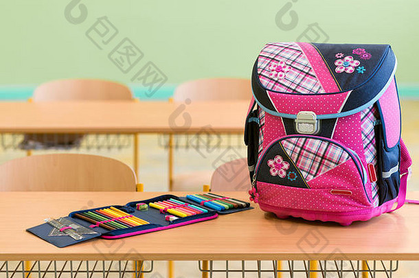 粉红色的女孩学校袋铅笔情况下桌子上空教室一天学校概念