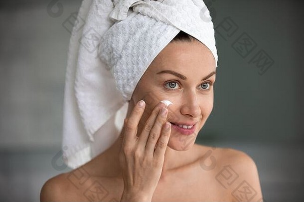 美丽的女人应用脸奶油淋浴首页