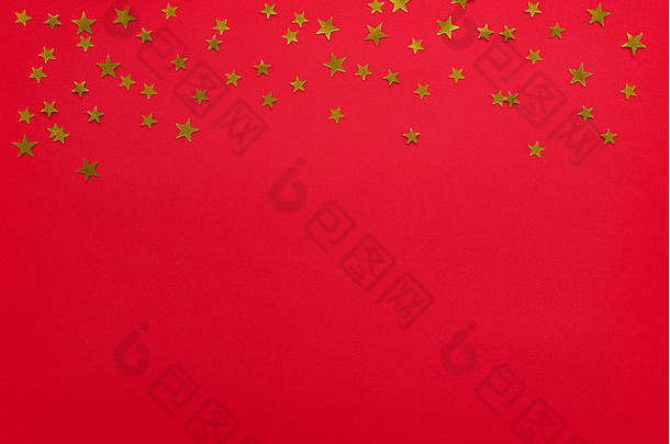 带有五彩纸屑的红色节日背景。圣诞假期背景。平铺