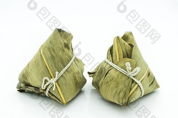 粽子的特写镜头，它是一道传统的中国米饭，用不同的填充物填充糯米，用芦苇叶包裹。