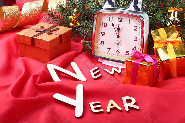 圣诞古董钟。新年装饰，包括礼品盒、圣诞球和圣诞树。庆祝新年的概念。