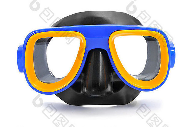 白色背景上蓝色、黄色和黑色潜水面具的特写镜头