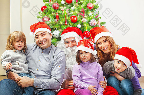 大家庭圣诞老人老人坐着圣诞节<strong>树</strong>首页穿红色的节日他冬天假期一年庆祝活动