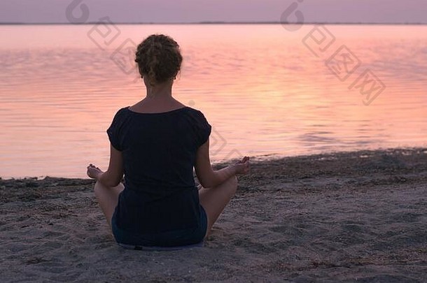 一个女孩坐在湖边沉思