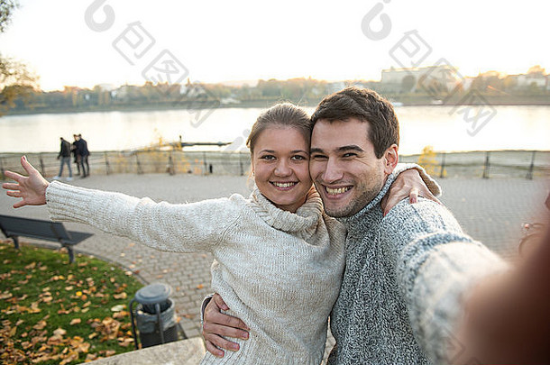 公园里的一对年轻夫妇，相爱，自拍