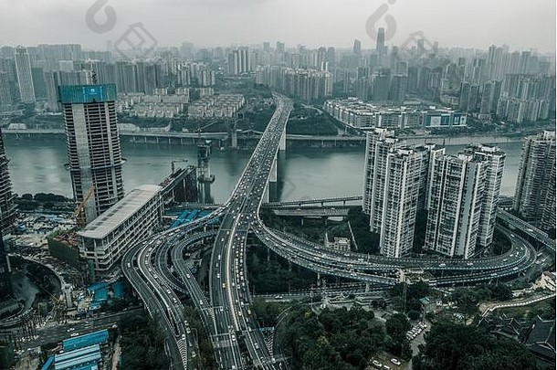 空中无人机拍摄立交桥重交通多雾的悲观的天气重庆中国