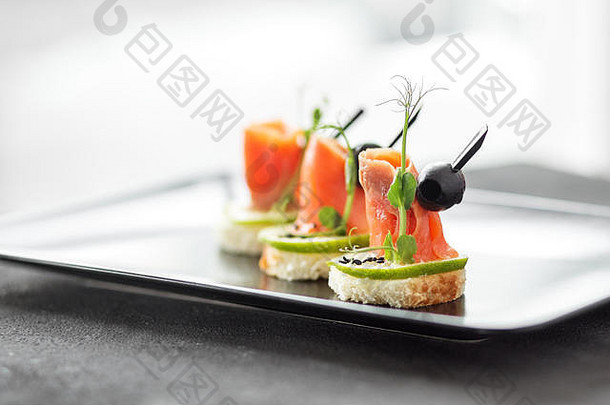 美味的开胃菜红色的鱼石灰概念食物餐厅餐饮菜单