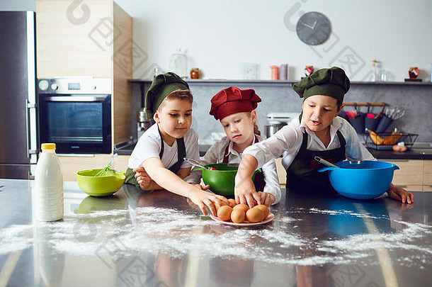 集团孩子们烹饪厨房