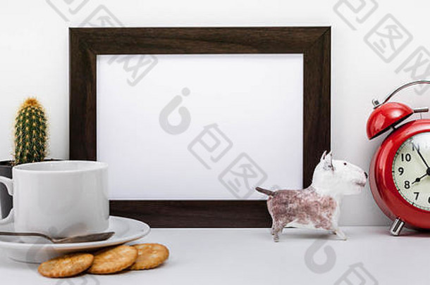 模拟黑暗照片框架红色的报警时钟狗数字饼干白色杯咖啡飞碟光背景斯堪的那维亚风格