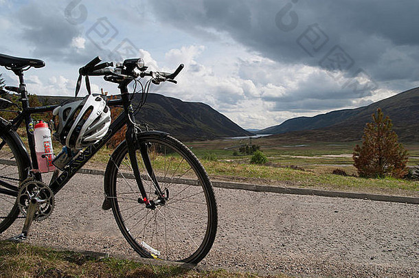 苏格兰德鲁莫切特山口顶端的一辆自行车。美丽多云的天空。