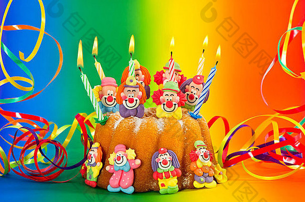生日蛋糕与蜡烛和彩色彩带