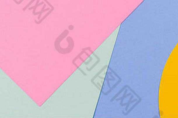 抽象彩色纸纹理背景。蓝色、浅绿色、黄色、淡粉色的最小几何形状和线条