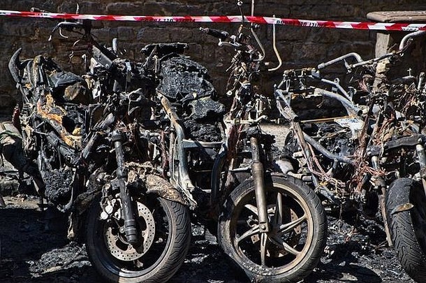 火灾、故意破坏和毁坏摩托车的特写镜头