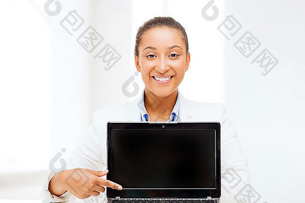 带笔记本电脑的微笑女人