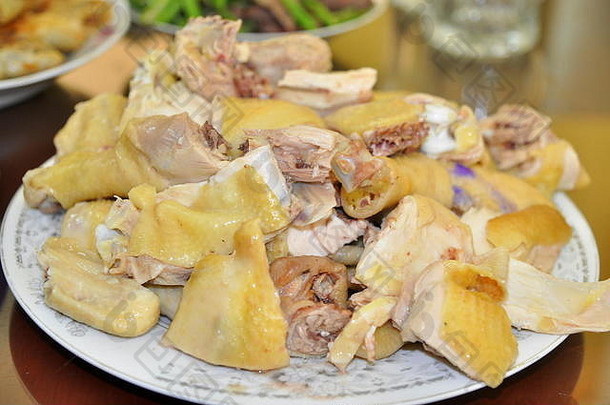 一个传统的年终派对，每个越南家庭都有鸡肉、春卷和米饭